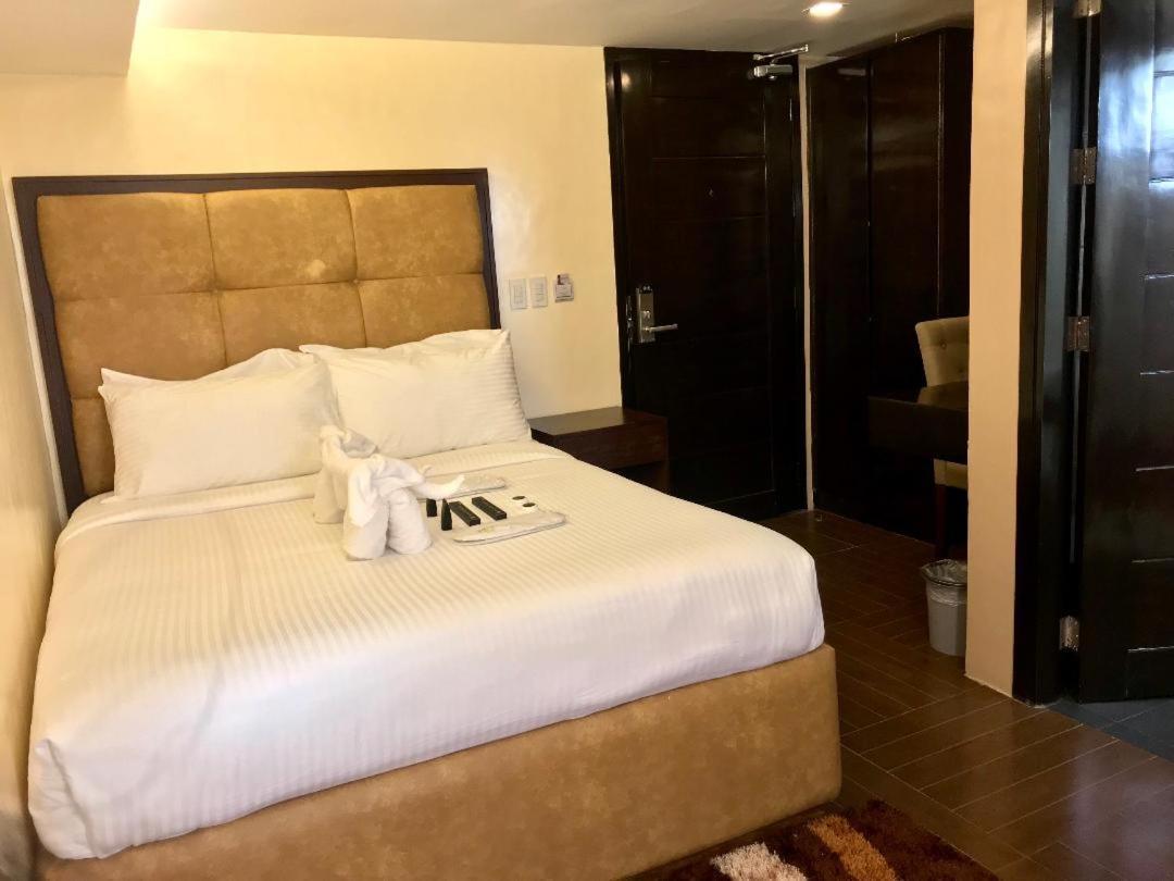 เทรชเชอร์ ไอส์แลนด์ โฮเต็ล วิธ มินิวอเตอร์ แอดเวนเจอร์ Hotel Masbate City ภายนอก รูปภาพ