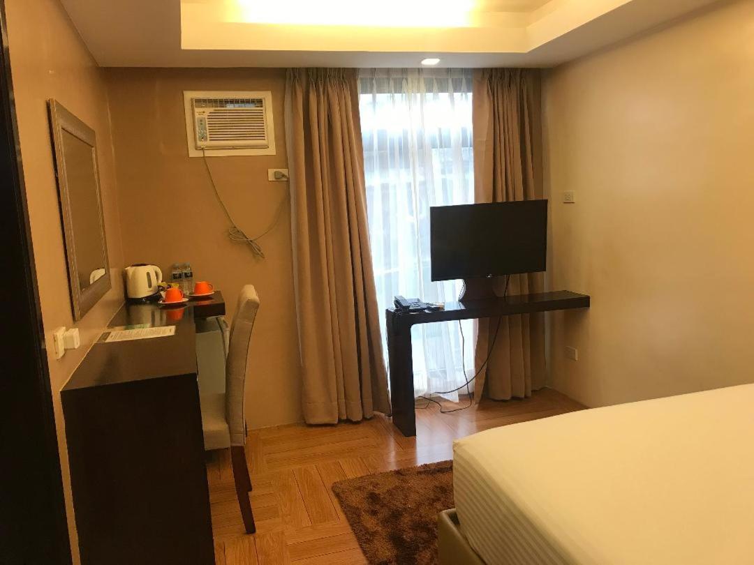เทรชเชอร์ ไอส์แลนด์ โฮเต็ล วิธ มินิวอเตอร์ แอดเวนเจอร์ Hotel Masbate City ภายนอก รูปภาพ