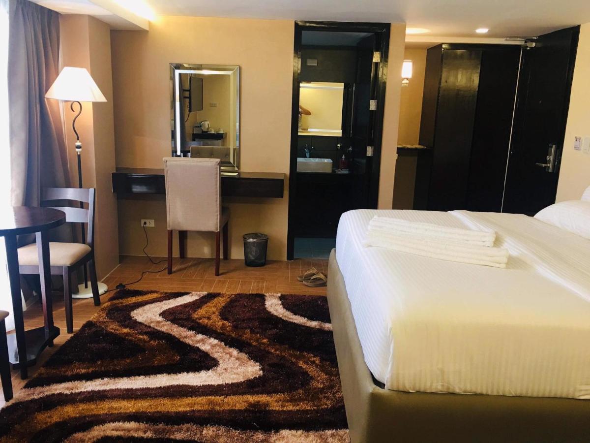 เทรชเชอร์ ไอส์แลนด์ โฮเต็ล วิธ มินิวอเตอร์ แอดเวนเจอร์ Hotel Masbate City ภายนอก รูปภาพ