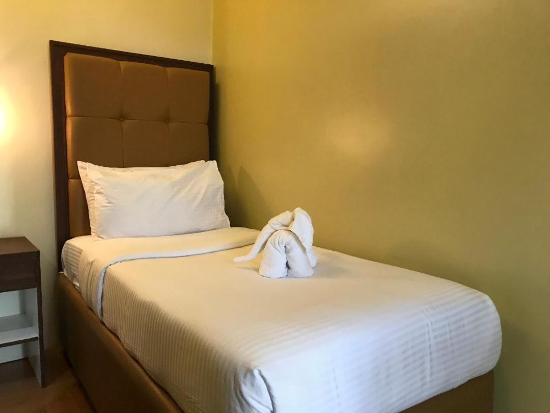 เทรชเชอร์ ไอส์แลนด์ โฮเต็ล วิธ มินิวอเตอร์ แอดเวนเจอร์ Hotel Masbate City ภายนอก รูปภาพ