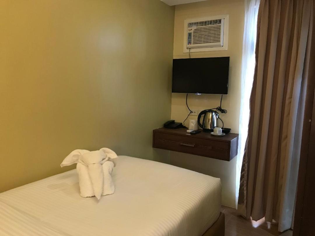 เทรชเชอร์ ไอส์แลนด์ โฮเต็ล วิธ มินิวอเตอร์ แอดเวนเจอร์ Hotel Masbate City ภายนอก รูปภาพ