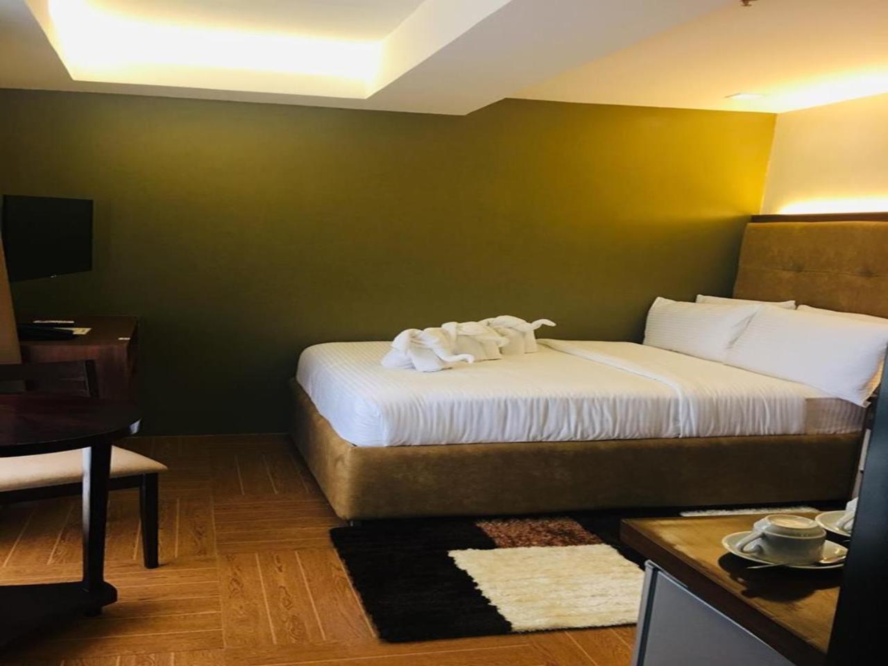 เทรชเชอร์ ไอส์แลนด์ โฮเต็ล วิธ มินิวอเตอร์ แอดเวนเจอร์ Hotel Masbate City ภายนอก รูปภาพ