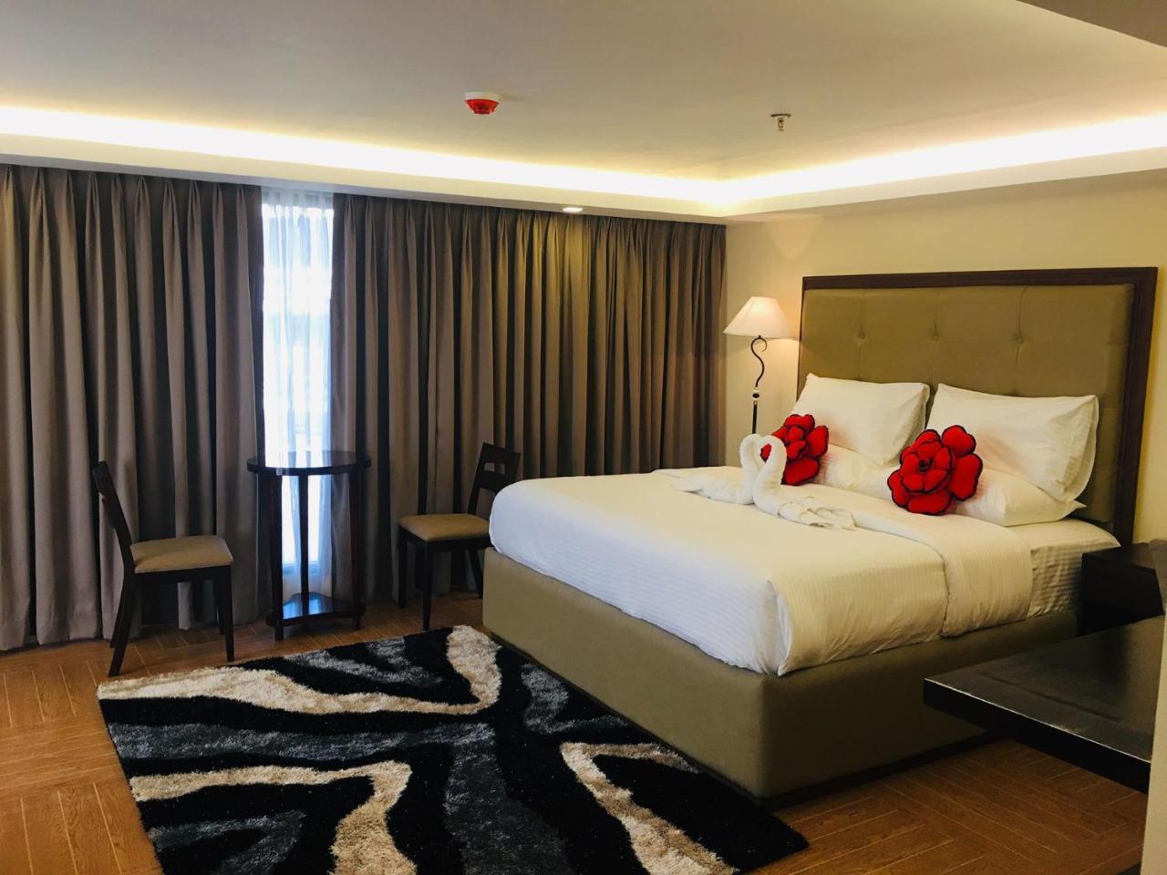 เทรชเชอร์ ไอส์แลนด์ โฮเต็ล วิธ มินิวอเตอร์ แอดเวนเจอร์ Hotel Masbate City ภายนอก รูปภาพ