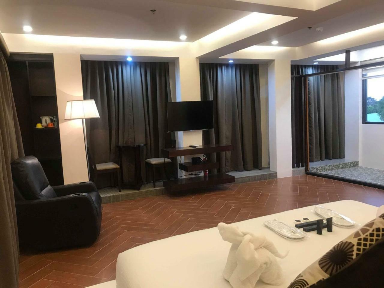เทรชเชอร์ ไอส์แลนด์ โฮเต็ล วิธ มินิวอเตอร์ แอดเวนเจอร์ Hotel Masbate City ภายนอก รูปภาพ