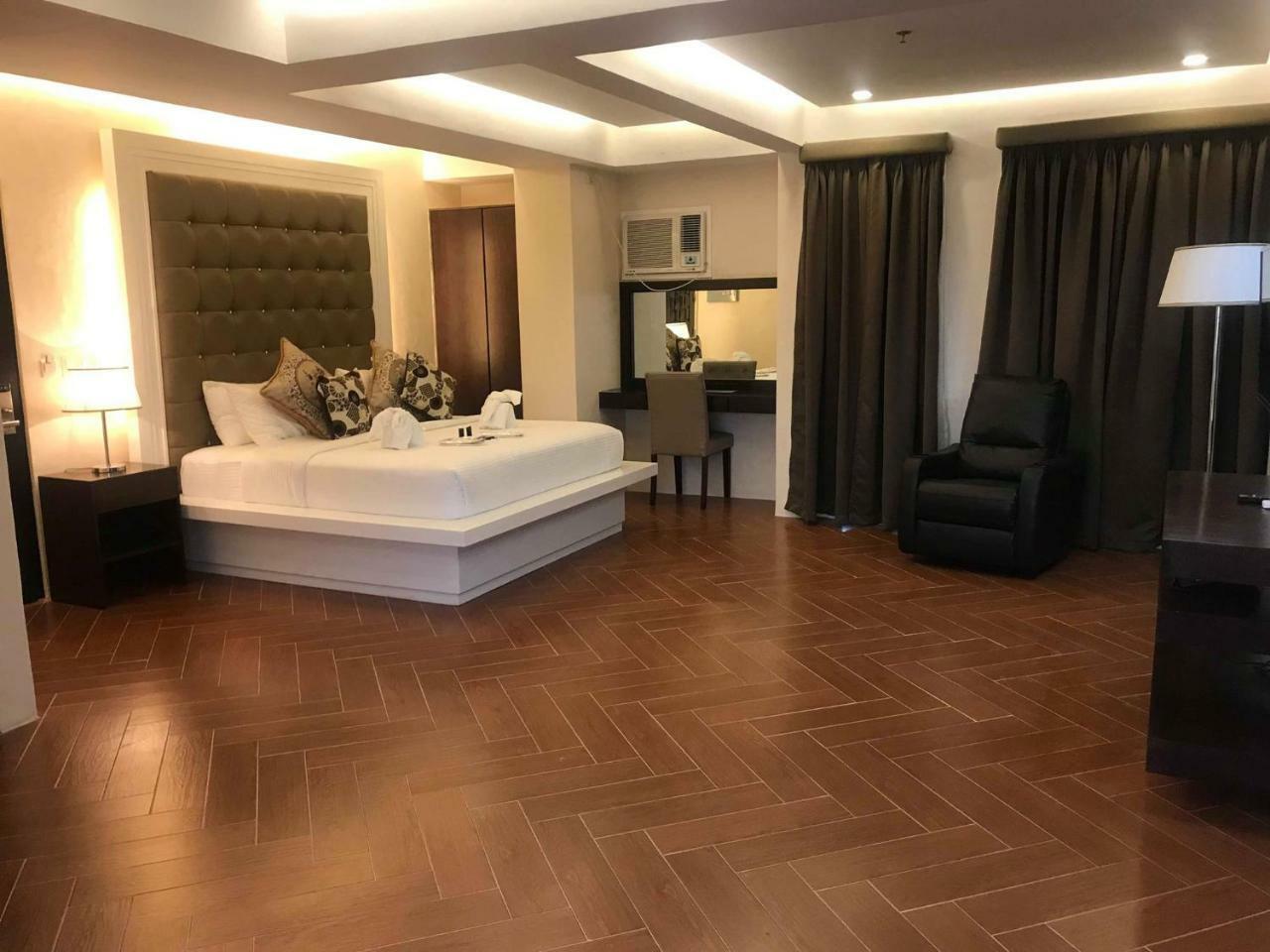 เทรชเชอร์ ไอส์แลนด์ โฮเต็ล วิธ มินิวอเตอร์ แอดเวนเจอร์ Hotel Masbate City ภายนอก รูปภาพ
