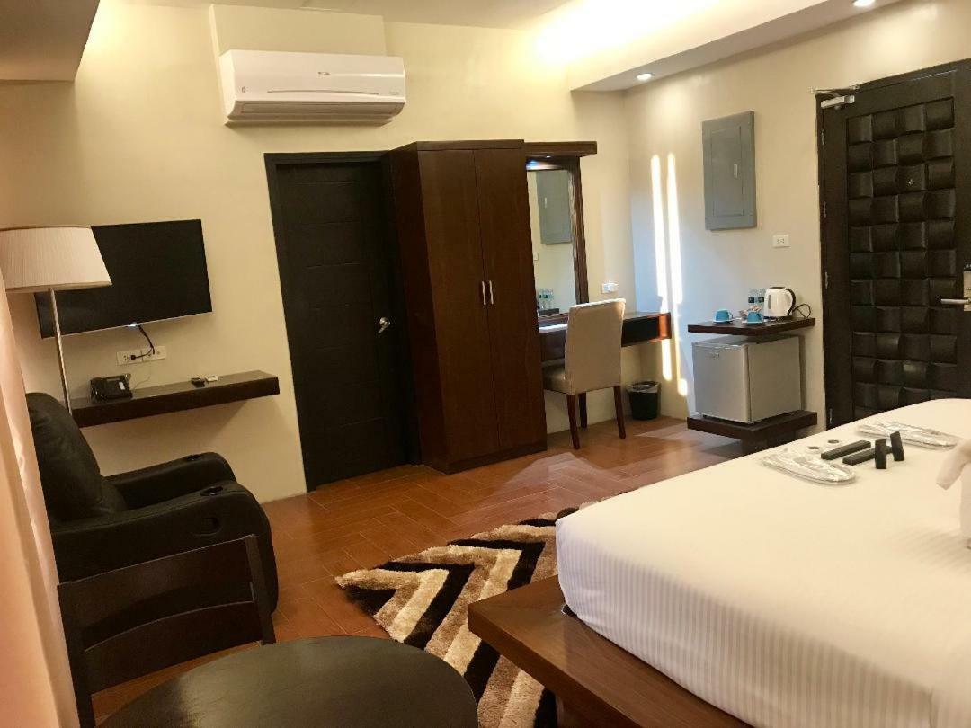 เทรชเชอร์ ไอส์แลนด์ โฮเต็ล วิธ มินิวอเตอร์ แอดเวนเจอร์ Hotel Masbate City ภายนอก รูปภาพ