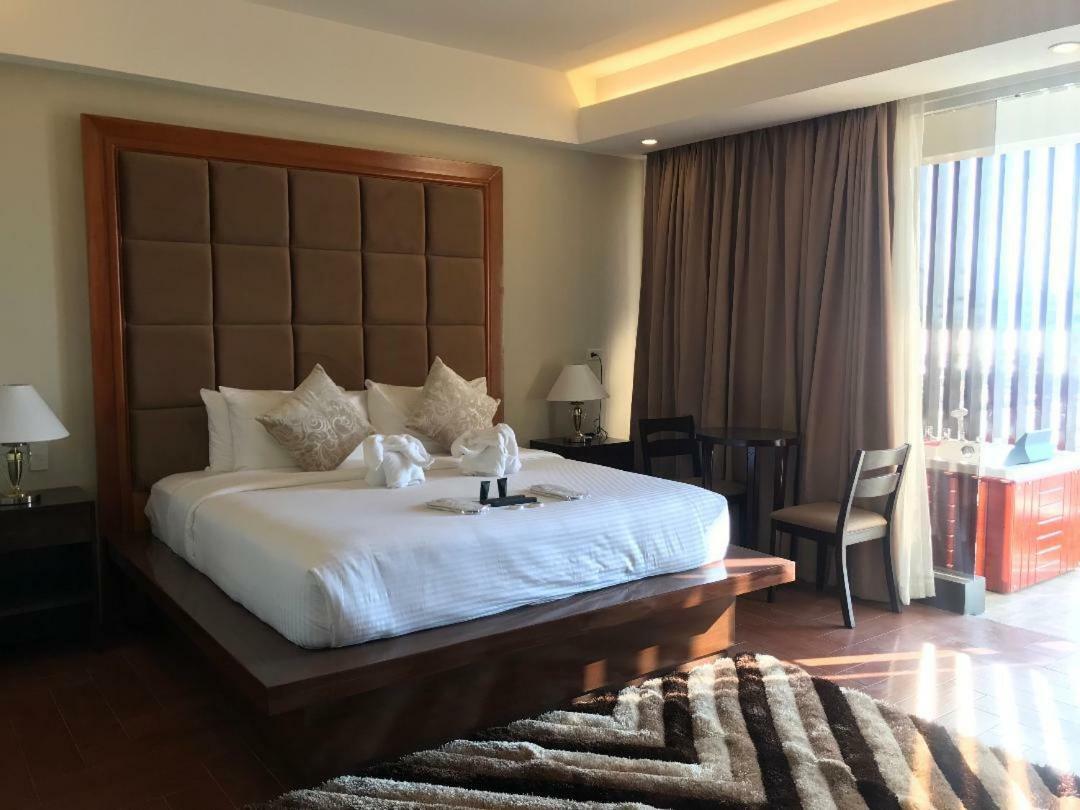 เทรชเชอร์ ไอส์แลนด์ โฮเต็ล วิธ มินิวอเตอร์ แอดเวนเจอร์ Hotel Masbate City ภายนอก รูปภาพ
