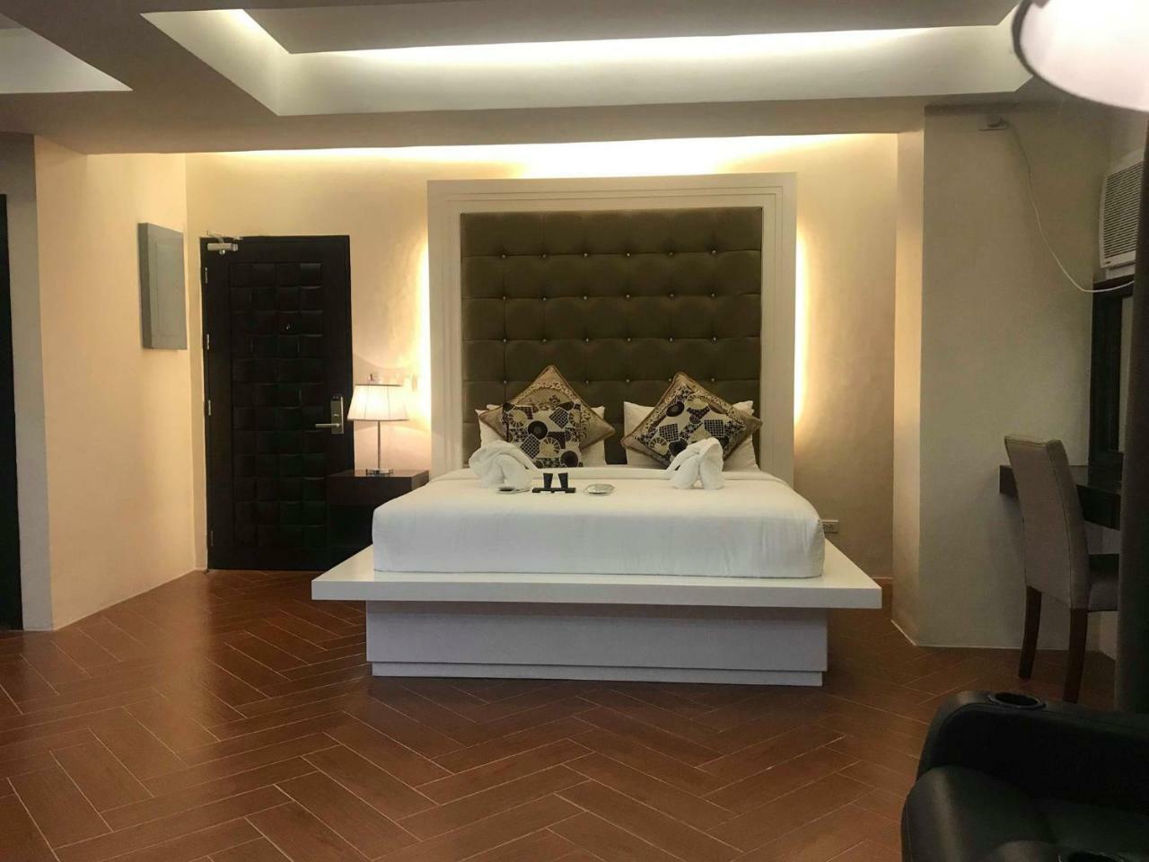 เทรชเชอร์ ไอส์แลนด์ โฮเต็ล วิธ มินิวอเตอร์ แอดเวนเจอร์ Hotel Masbate City ภายนอก รูปภาพ