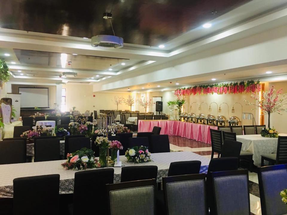 เทรชเชอร์ ไอส์แลนด์ โฮเต็ล วิธ มินิวอเตอร์ แอดเวนเจอร์ Hotel Masbate City ภายนอก รูปภาพ