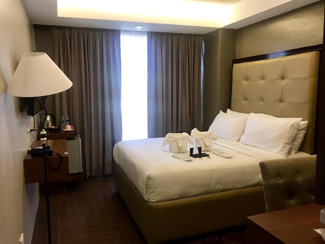 เทรชเชอร์ ไอส์แลนด์ โฮเต็ล วิธ มินิวอเตอร์ แอดเวนเจอร์ Hotel Masbate City ภายนอก รูปภาพ